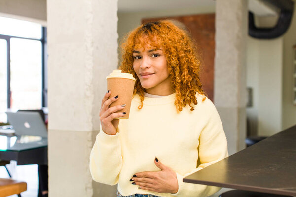 молодые рыжие волосы латино красивая женщина с горячим кофе дома