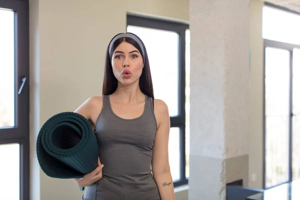 Jolie Jeune Femme Sentant Extrêmement Choquée Surprise Concept Yoga — Photo