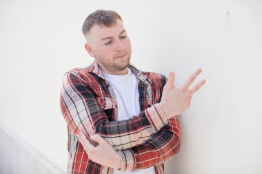 Yakışıklı bir adam kafası karışık ve bilgisiz, şüpheli bir açıklama ya da düşünceyi merak ediyor.