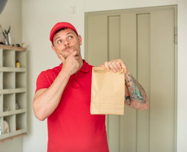 Mutlu ve kendinden emin bir ifadeyle gülümsüyor. teslimat paket servis kavramı