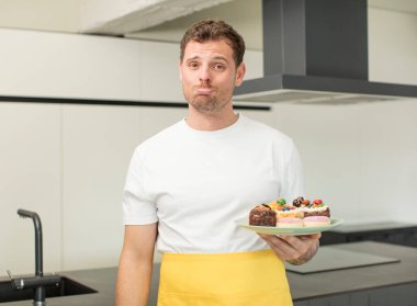 Üzgün ve mızmız hissediyorum. Mutsuz bir bakışla ve ağlamayla. Ev yapımı kek konsepti