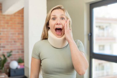 İnanılmaz bir şey karşısında mutlu ve şaşkın hissediyorum. kaza tasması konsepti