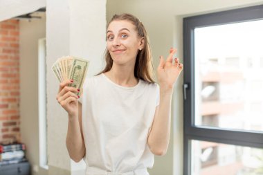 İyi şanslar dilemek için dua ediyorum. Dolar banknotları konsepti