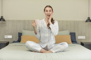 İnanılmaz bir şey karşısında mutlu ve şaşkın hissediyorum. yatak zamanı konsepti