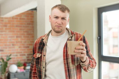 Üzgün ve mızmız hissediyorum. Mutsuz bir bakışla ve ağlamayla. ramen kasesi konsepti