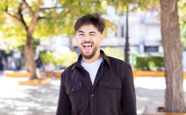 Genç yakışıklı, neşeli, kaygısız, asi tavırlı, şakacı ve dilsiz, eğlenen