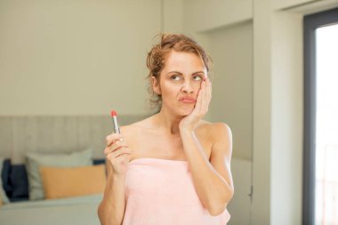 Genç ve güzel bir kadın sıkıcı, bıkkın ve uykulu hissediyor. ruj konsepti