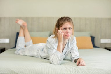 Genç, güzel bir kadın şaşırmış görünüyor, yeni bir düşünce, fikir ya da konsept fark ediyor. gece kıyafeti konsepti