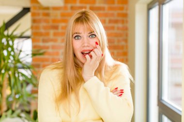 Dehşet ve panik içinde genç ve güzel bir kadın. ev içi