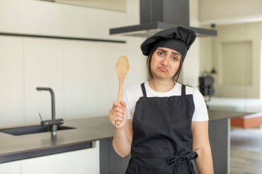 Genç bir kadın üzgün ve mızmızlanıyor. Mutsuz bir bakışı var ve ağlıyor. Şef konsepti