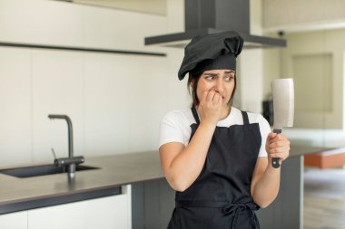 Genç bir kadın korkmuş, endişeli ya da kızgın hissediyor ve bir tarafa bakıyor. Şef konsepti