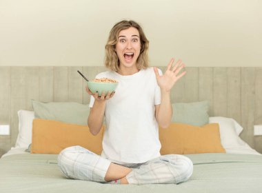 Güzel bir kadın kendini mutlu hissediyor ve inanılmaz bir şeye hayret ediyor. Kahvaltı kasesi