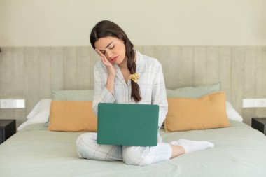 Sıkılmış, hayal kırıklığına uğramış ve yorgun hisseden genç bir manken. dinlenme ve gecelik konsepti