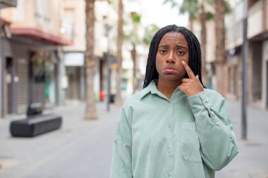 Afro güzel siyah kadın umutsuz, hayal kırıklığına uğramış, üzgün, mutsuz ve ağlıyor.