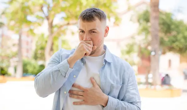 Homem Bonito Sentindo Mal Com Uma Dor Garganta Sintomas Gripe — Fotografia de Stock