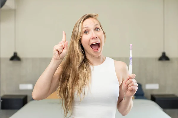 Чувствуя Себя Счастливым Взволнованным Гением После Реализации Идеи Концепция Зубной — стоковое фото