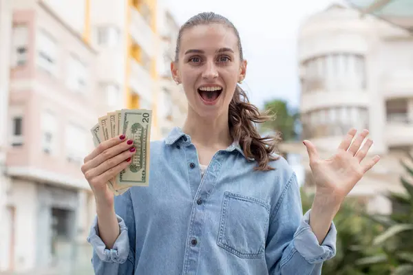 Чувствовать Себя Счастливым Пораженным Невероятным Концепция Долларовых Банкнот — стоковое фото