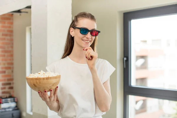 Sorrindo Com Uma Expressão Feliz Confiante Com Mão Queixo Popcorns — Fotografia de Stock