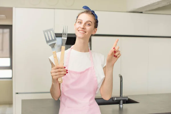 Smiling Cheerfully Feeling Happy Pointing Side Barbecue Tools Concept — Stock Photo, Image