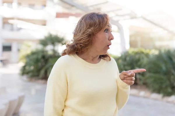 Orta Yaşlı Bir Kadın Şaşkın Şaşırmış Hissediyor Şaşırmış Ağzı Açık — Stok fotoğraf