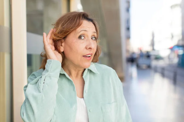 Kobieta Średnim Wieku Wygląda Szczęśliwą Słucha Próbuje Usłyszeć Tajną Rozmowę — Zdjęcie stockowe