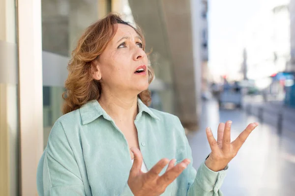 Medelålders Kvinna Ser Desperat Och Frustrerad Stressad Olycklig Och Irriterad — Stockfoto