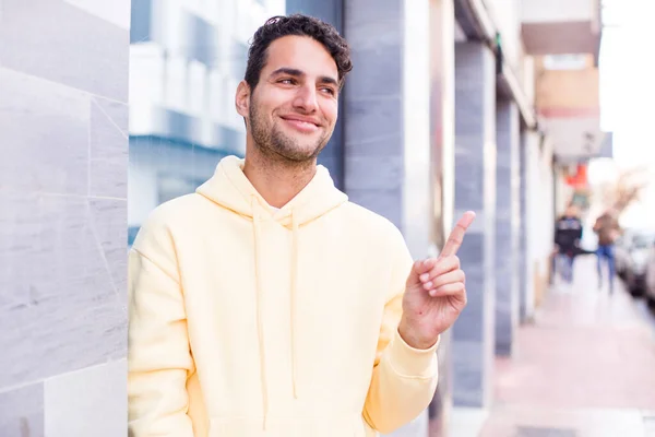 Junger Hispanischer Mann Lächelt Fröhlich Fühlt Sich Glücklich Und Zeigt — Stockfoto