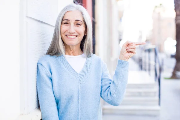 Senior Rentner Hübsche Weiße Haare Frau Lächelt Fröhlich Sich Glücklich — Stockfoto
