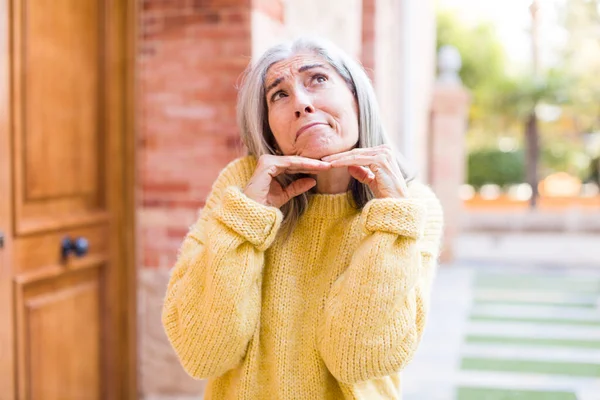 Пожилая Женщина Белыми Волосами Чувствует Себя Вдумчивой Размышляя Воображая Идеи — стоковое фото