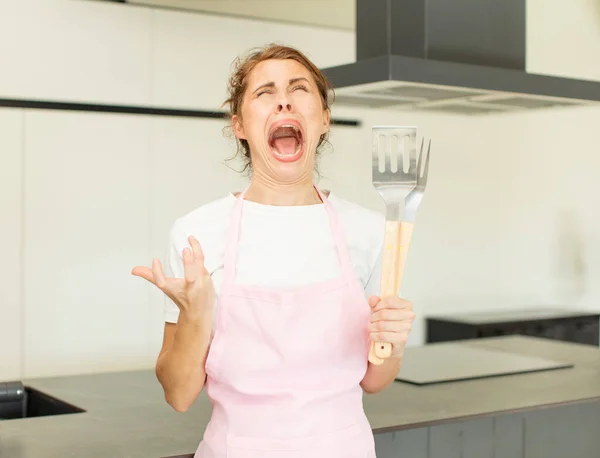 Jonge Mooie Vrouw Schreeuwen Met Handen Omhoog Lucht Home Chef — Stockfoto