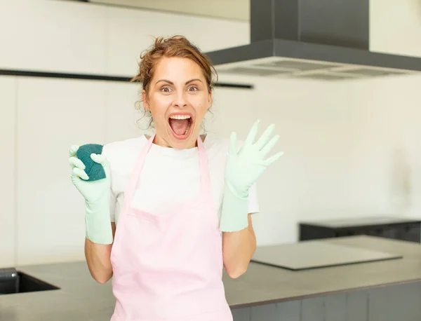 Young Pretty Woman Feeling Happy Astonished Something Unbelievable Housekeeper Concept — Stock Photo, Image