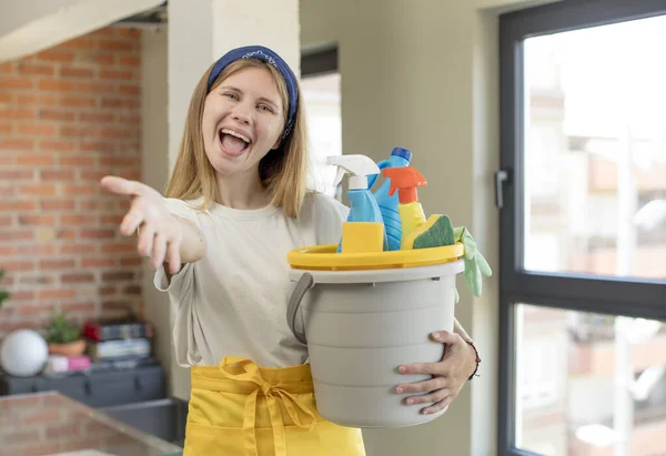 Young Pretty Woman Smiling Happily Offering Showing Concept House Keeper — Stock Photo, Image
