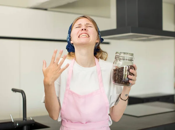 Jeune Jolie Femme Criant Les Mains Air Chef Maison Avec — Photo