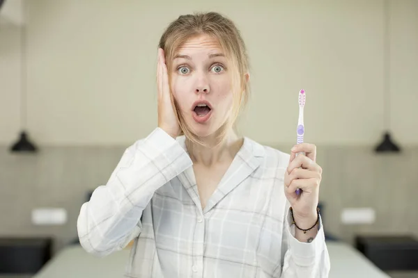 Junge Hübsche Frau Die Extrem Schockiert Und Überrascht Ist Zahnspülkonzept — Stockfoto