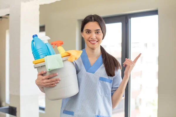 Pretty Young Model Smiling Cheerfully Feeling Happy Pointing Side Housekeeper — Stock Photo, Image