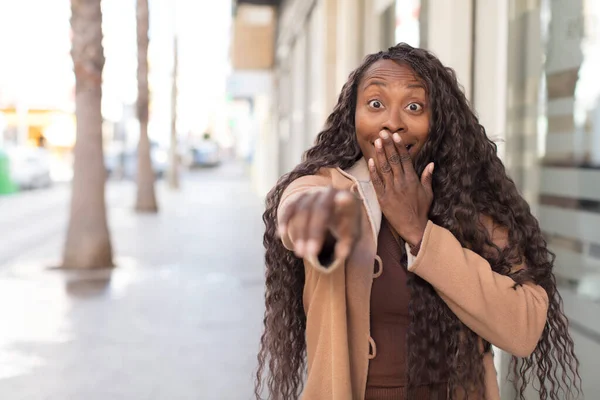 Mujer Negra Bonita Afro Riéndose Apuntando Cámara Burlándose Burlándose —  Fotos de Stock
