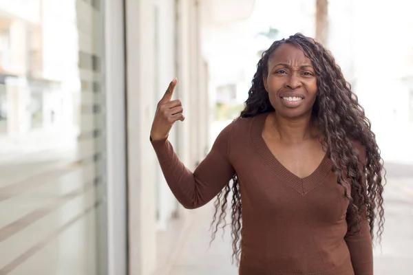 Afro Bonita Mujer Negra Sintiéndose Confundida Desconcertada Mostrando Que Estás —  Fotos de Stock