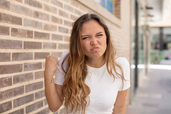 Pretty Hispanic Woman Looking Confident Angry Strong Aggressive Fists Ready — Stock Photo, Image