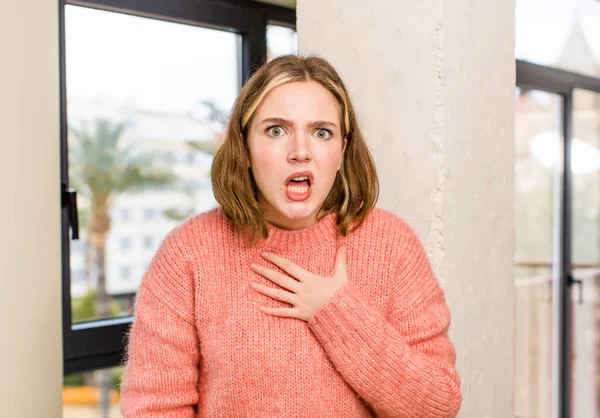 Pretty Caucasian Woman Feeling Shocked Astonished Surprised Hand Chest Open — Stock Photo, Image