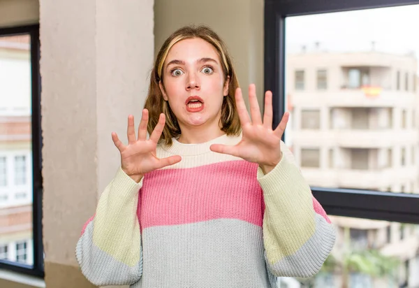 Pretty Caucasian Woman Feeling Terrified Backing Screaming Horror Panic Reacting — Foto de Stock