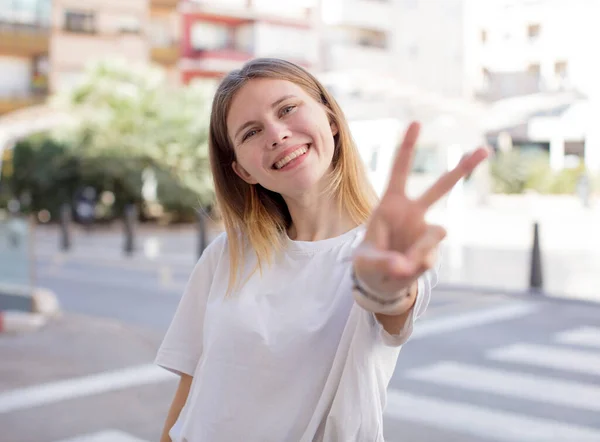 Güzel Genç Bir Kadın Gülümsüyor Mutlu Görünüyor Kaygısız Pozitif Zafer — Stok fotoğraf