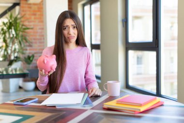 Üzgün ve mızmız hissediyorum. Mutsuz bir bakışla ve ağlamayla. Domuz kumbarası konsepti
