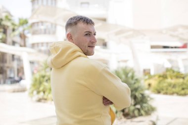 Profil görünümünde yakışıklı bir adam uzayı kopyalamaya çalışıyor, düşünüyor, hayal ediyor ya da hayal kuruyor.