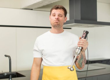 Üzgün ve mızmız hissediyorum. Mutsuz bir bakışla ve ağlamayla. El çırpıcı konsepti