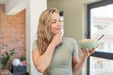 Mutlu ve kendinden emin bir ifadeyle gülümsüyor. kahvaltı kavramı