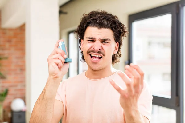 Jonge Knappe Man Met Een Astma Inhalator Thuis — Stockfoto