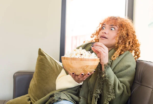 Junge Rote Haare Lateinisch Hübsche Frau Popcorn Essen Auf Einer — Stockfoto