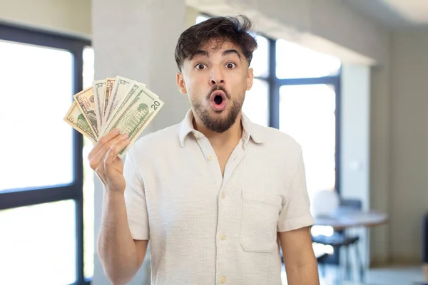 Ung Stilig Man Känner Sig Extremt Chockad Och Förvånad Dollarsedelkoncept — Stockfoto