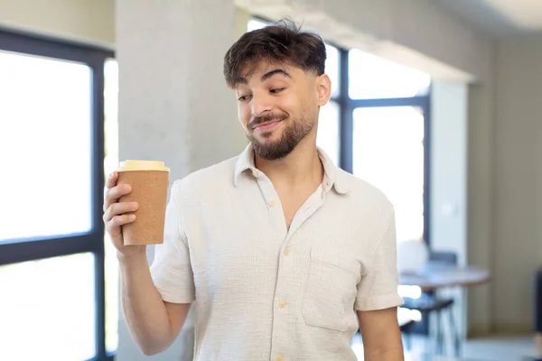 Mladý Pohledný Muž Usmívající Šťastným Sebejistým Výrazem Odnést Kávu Koncept — Stock fotografie