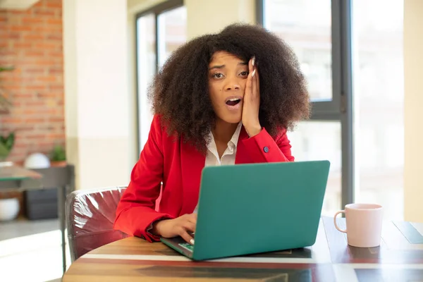 Mulher Negra Afro Bonita Sentindo Extremamente Chocado Surpreso Empresária Laptop — Fotografia de Stock